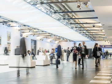 Estrel congress center foyer 1 messebesucher