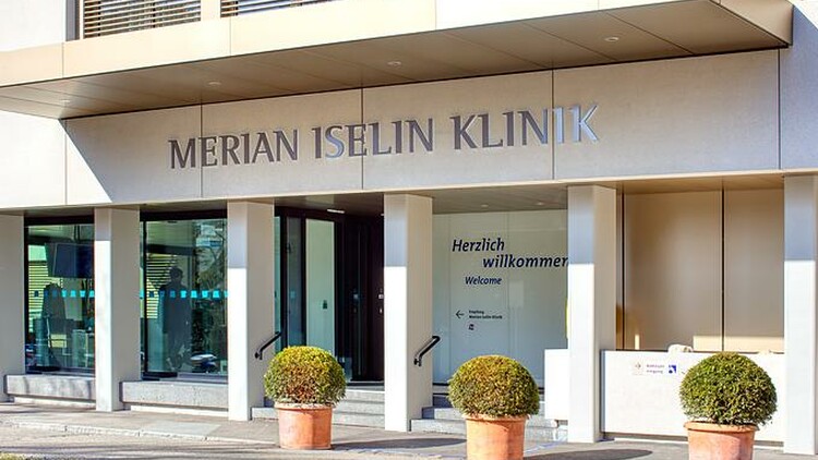 Eingangsportal der Merian Iselin Klinik Basel