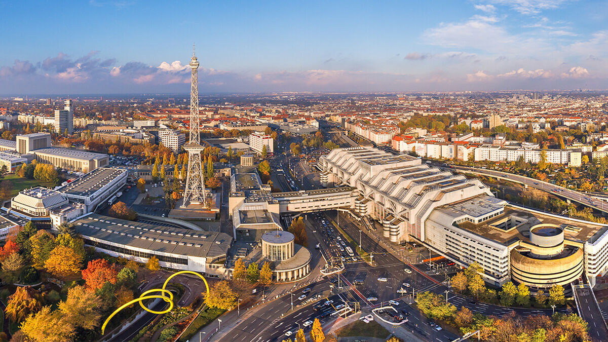 Das Messegebäude und der Berliner Funkturm aus der Vogelperspektive