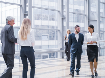 Besucherinnen und Besucher im Foyer eines Messegebäudes
