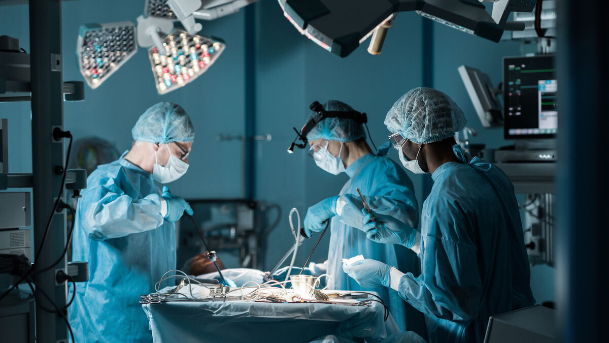 Side view of multicultural surgeons operating pati 2021 08 29 19 38 19 utc