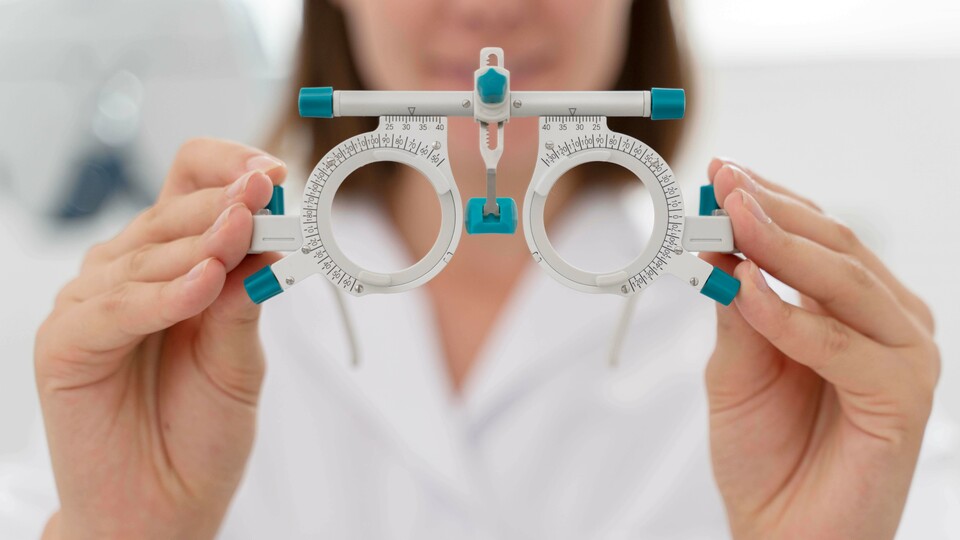 Aerztin die in ihrer augenklinik arbeitet DOC